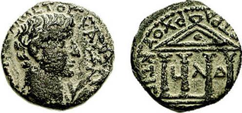 Monnaie hrodienne figurant le temple de Jrusalem avec un motif similaire, rappelant le lien fort entre les tombes et le sanctuaire des Isralites.